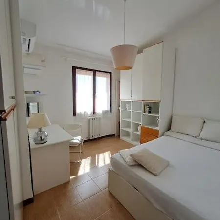 Daire In Margine Rosso